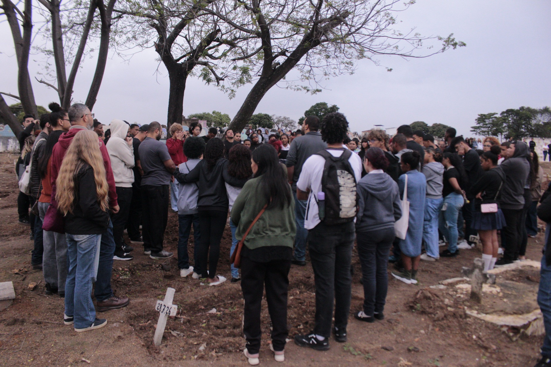Familiares e amigos no sepultamento do jovem Luiz Guilherme Assis, no Cemit&eacute;rio de Iraj&aacute; - Carlos Elias Junior/Ag&ecirc;ncia O Dia