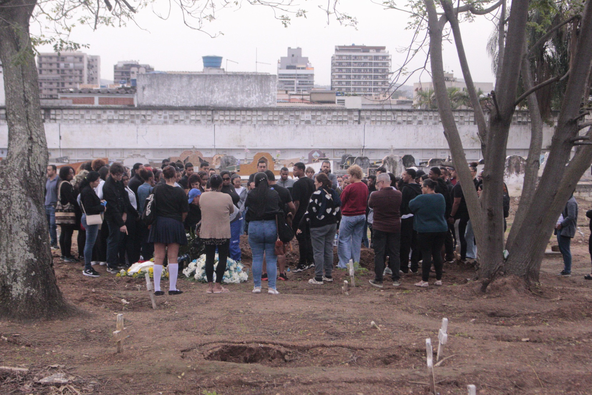 Familiares e amigos no sepultamento do jovem Luiz Guilherme Assis, no Cemit&eacute;rio de Iraj&aacute; - Carlos Elias Junior/Ag&ecirc;ncia O Dia