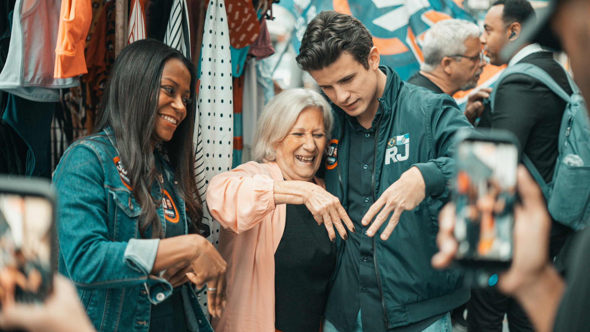 André Marinho (Novo) realizou uma caminhada e panfletagem no Largo do Machado - Divulgação