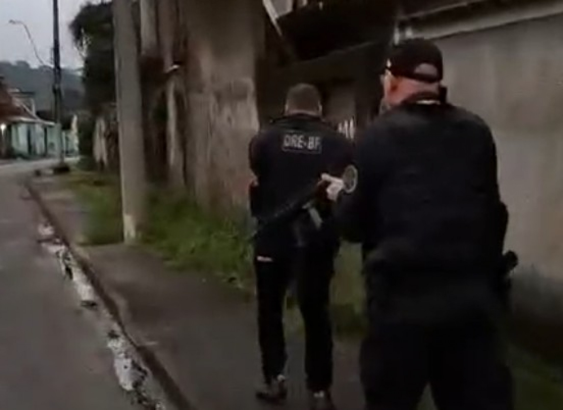 Policiais civis atuam na comunidade Buraco do Boi, em Nova Igua&ccedil;u - Reprodu&ccedil;&atilde;o