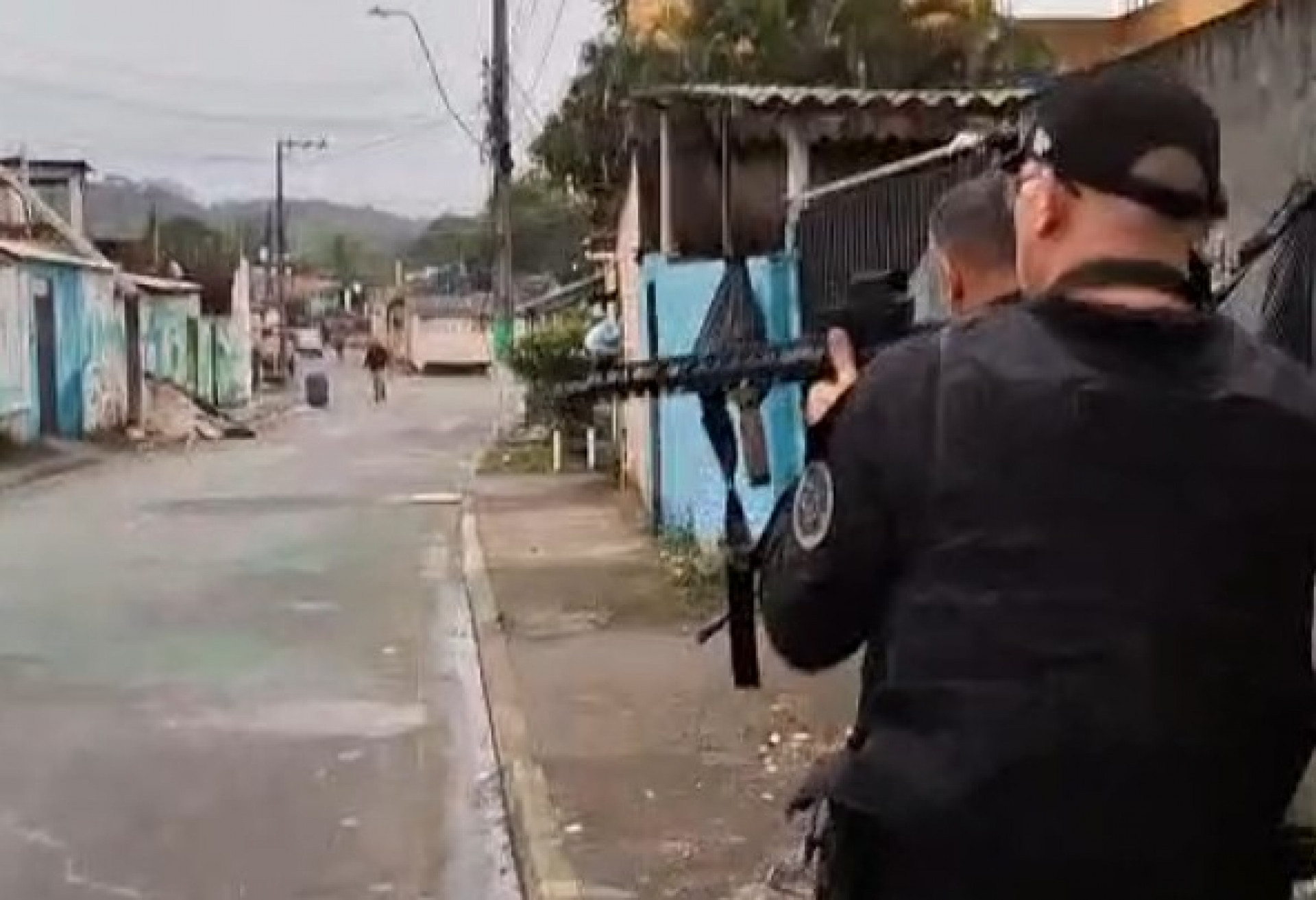 Policiais civis atuam na comunidade Buraco do Boi, em Nova Igua&ccedil;u - Reprodu&ccedil;&atilde;o
