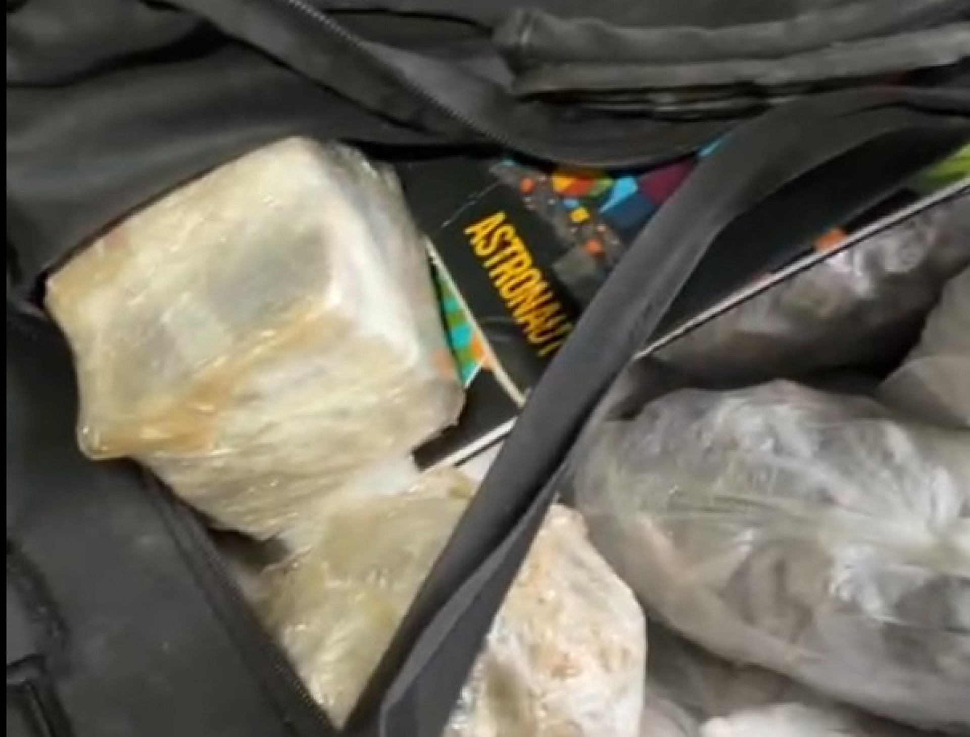 Drogas foram apreendidas em opera&ccedil;&atilde;o na comunidade Buraco do Boi - Reprodu&ccedil;&atilde;o