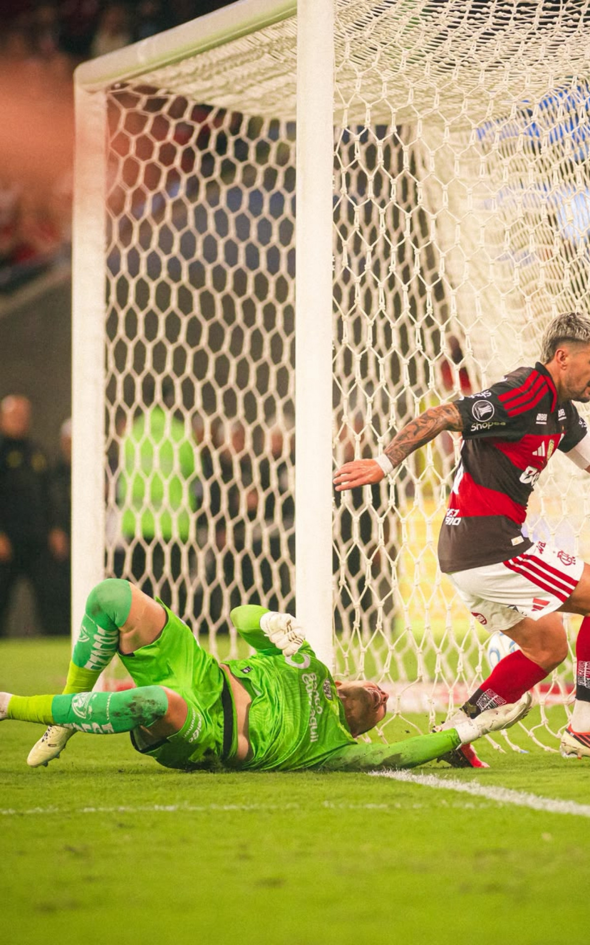 Arrascaeta sai para comemorar o gol do Flamengo