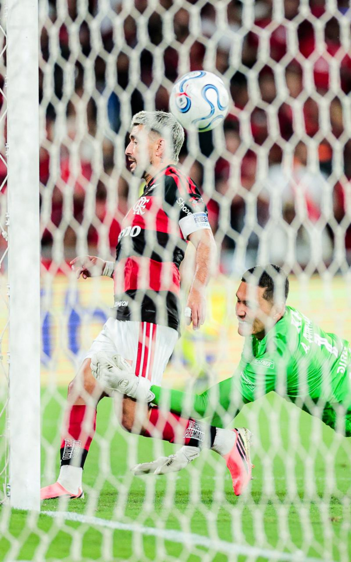 A bola de Arrascaeta entra sem o goleiro do Independiente del Valle conseguir alcançar