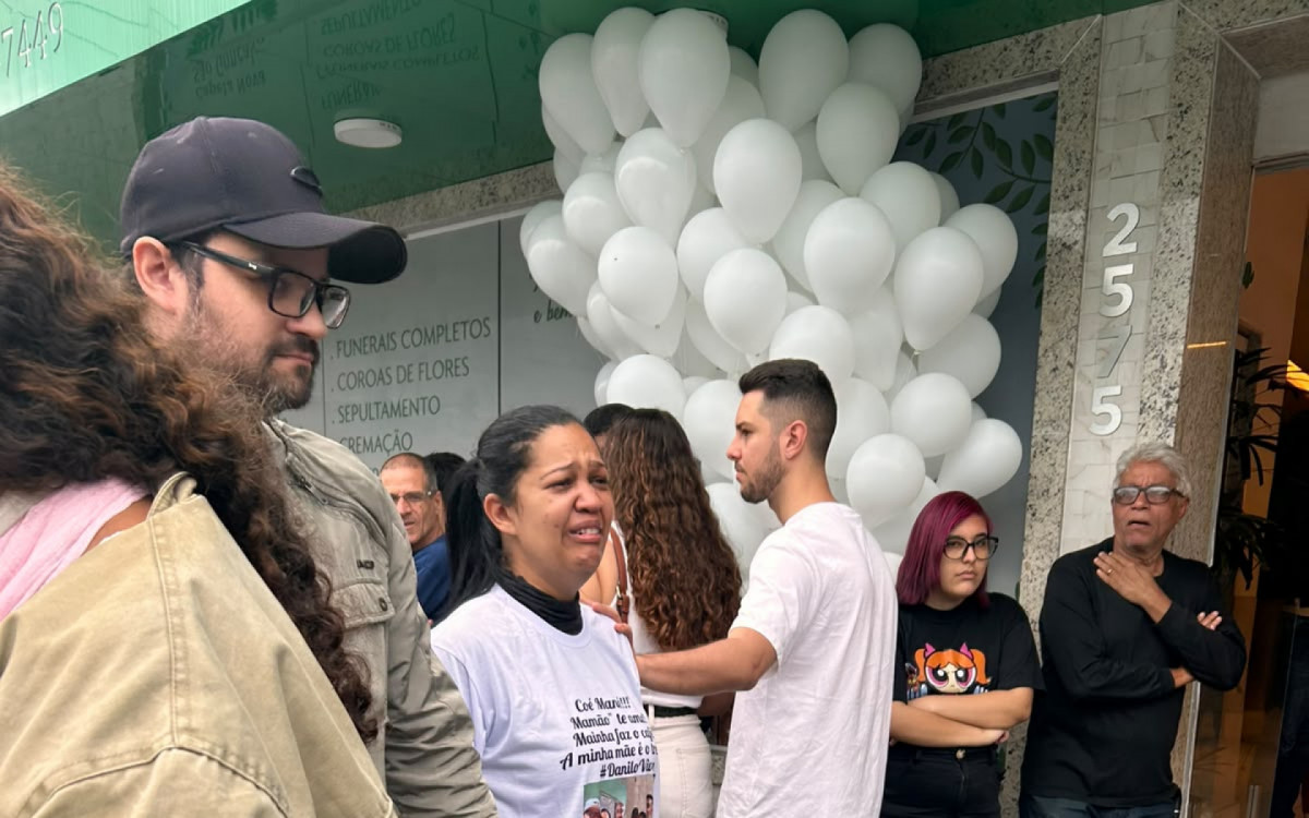M&atilde;e de Danilo Jander precisou ser amparada por familiares e amigos