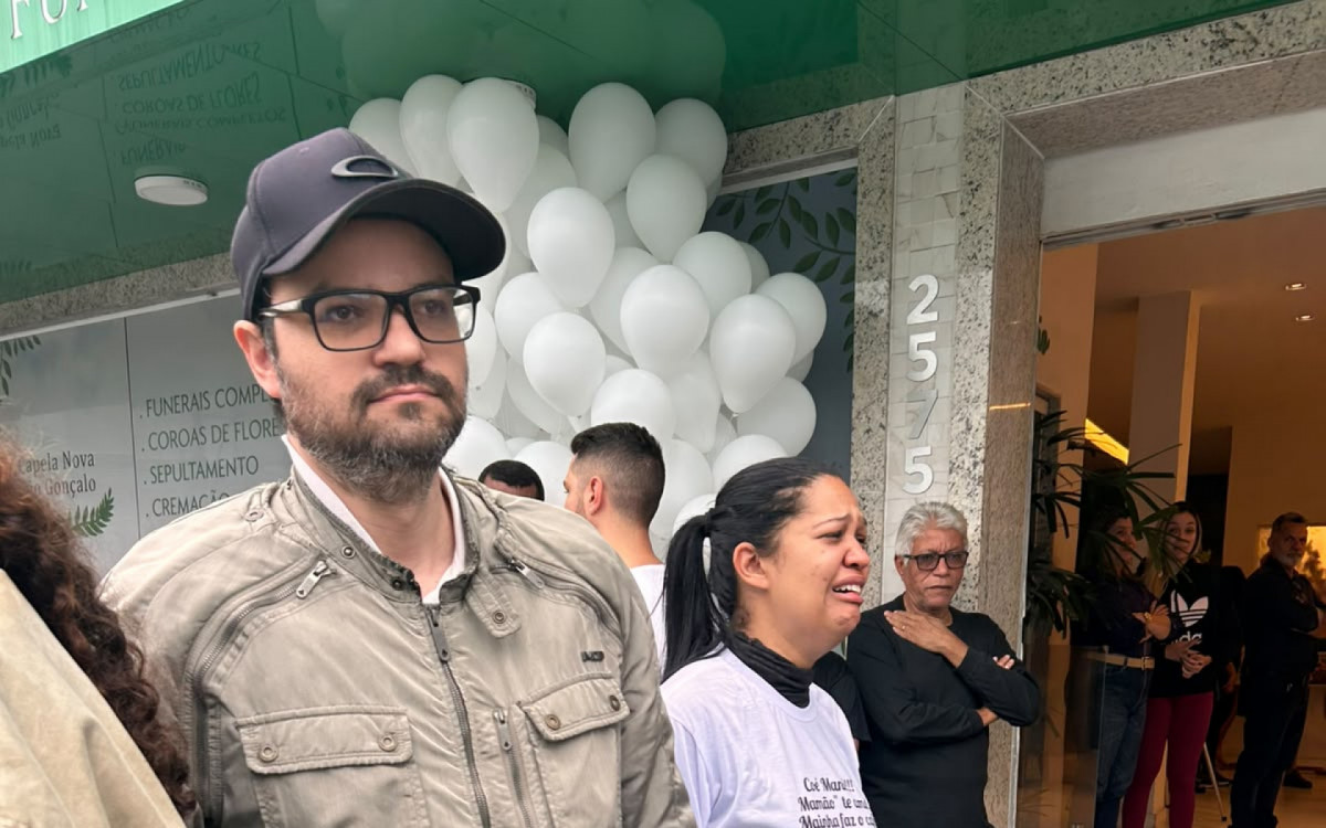 M&atilde;e de Danilo Jander precisou ser amparada por familiares e amigos