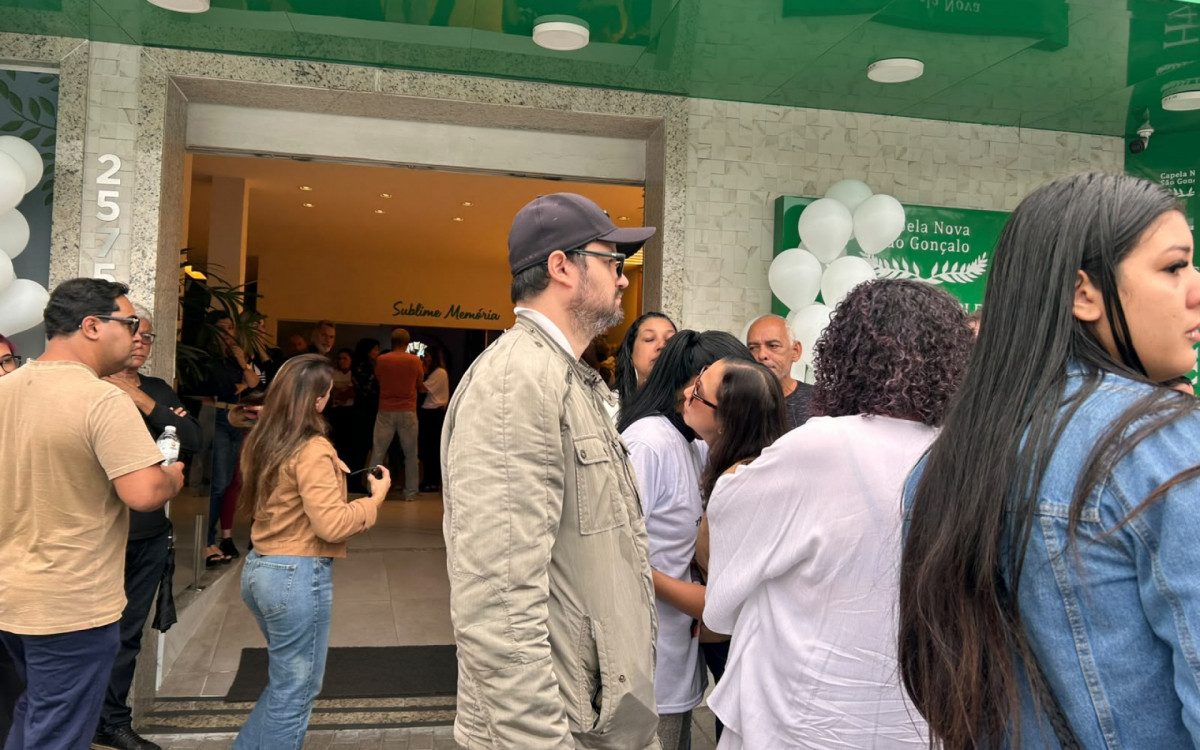 M&atilde;e de Danilo Jander precisou ser amparada por familiares e amigos