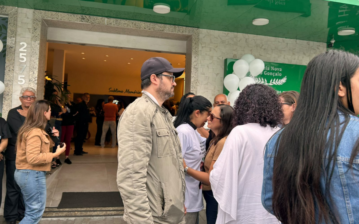 M&atilde;e de Danilo Jander precisou ser amparada por familiares e amigos