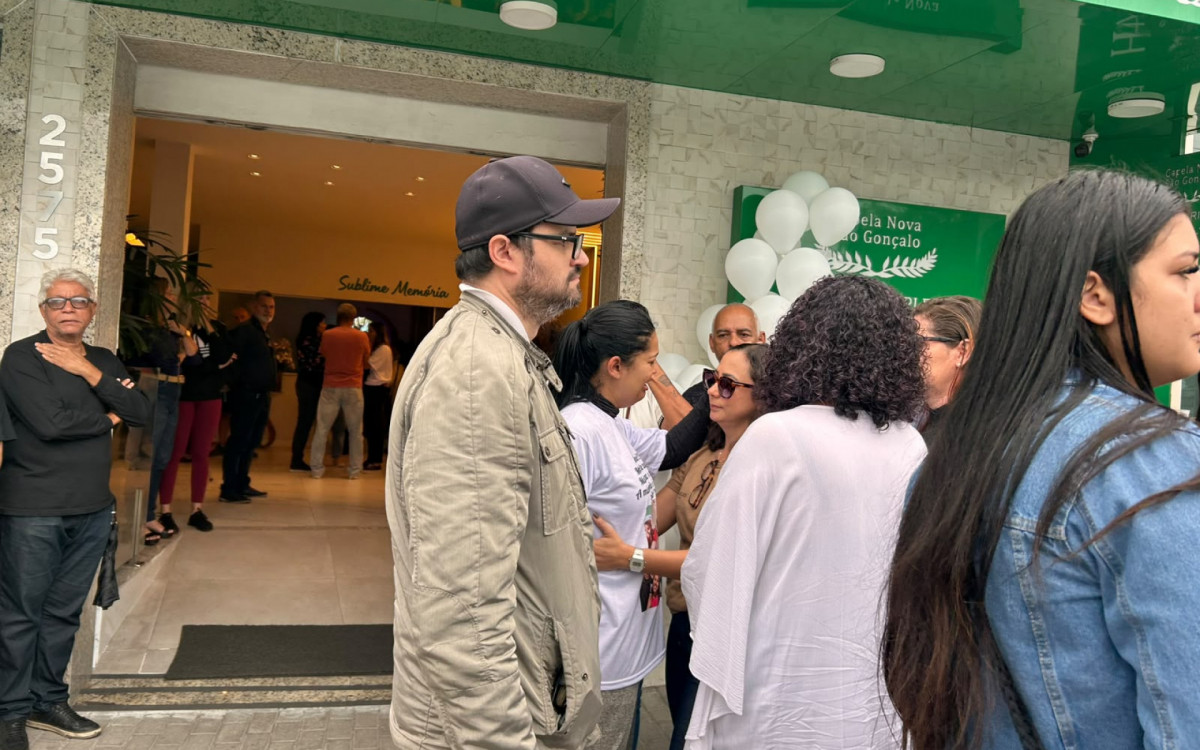 M&atilde;e de Danilo Jander precisou ser amparada por familiares e amigos