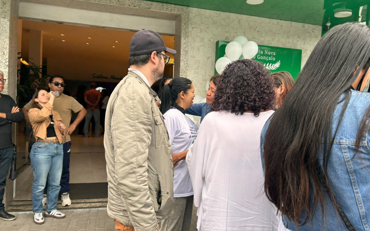 M&atilde;e de Danilo Jander precisou ser amparada por familiares e amigos