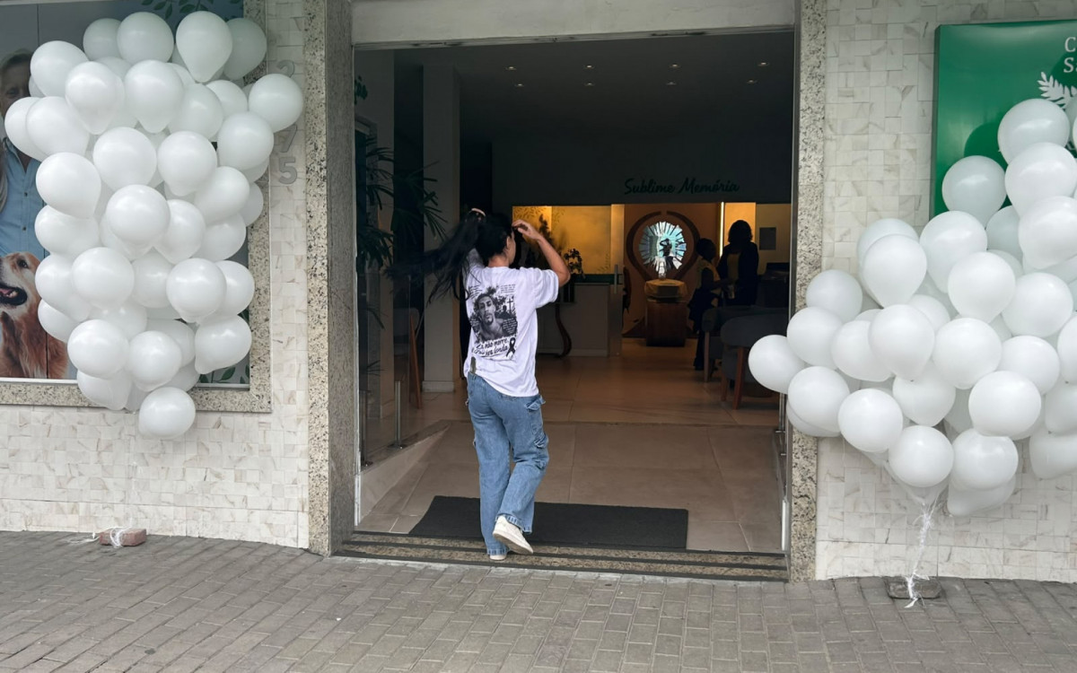 Familiares e amigos se despediram de pizzaiolo morto em abordagem da PM