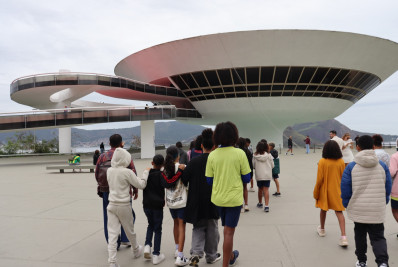 Alunos do Clin Social conhecem obras de Oscar Niemeyer em Niterói