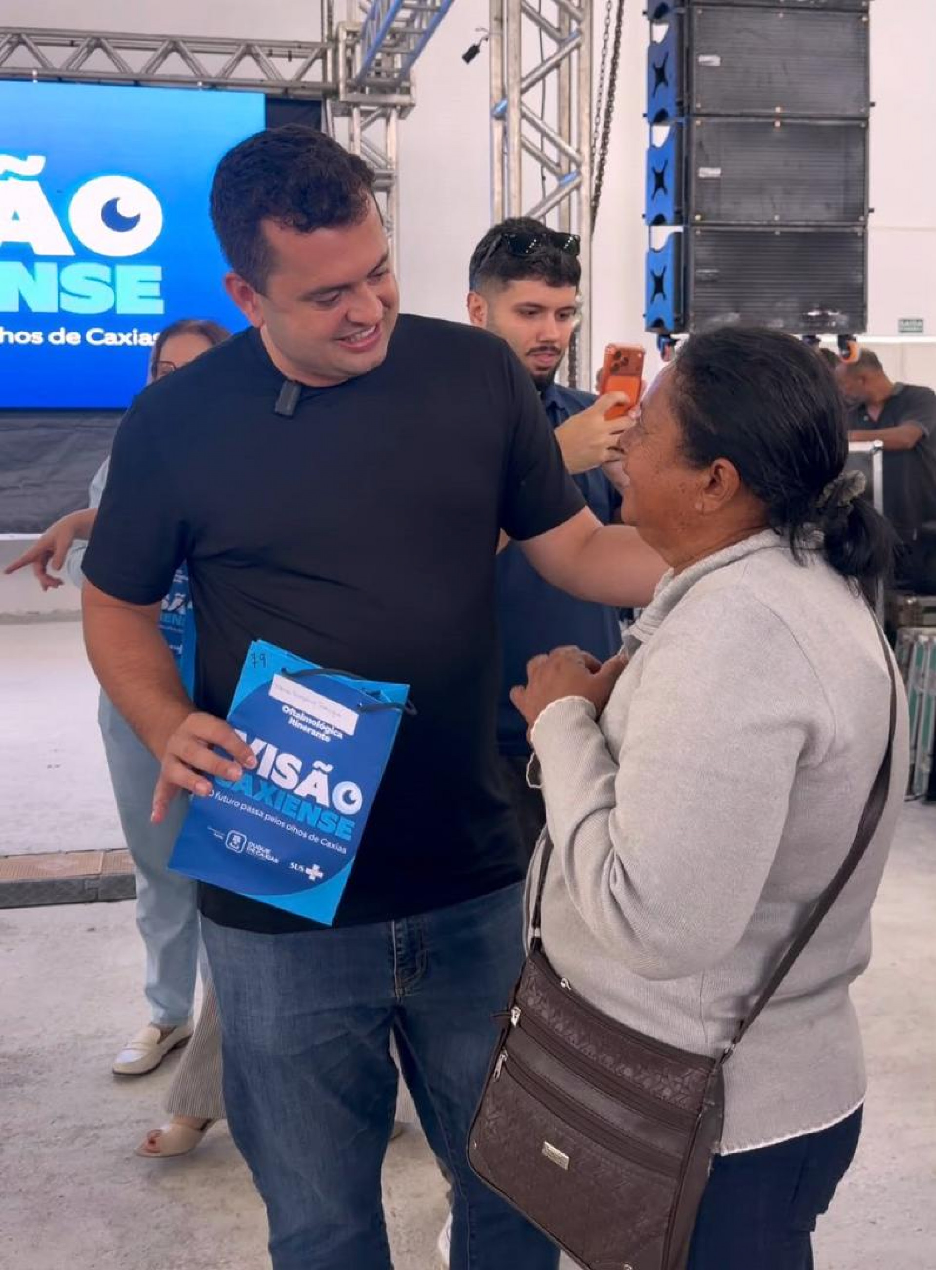 Caxias entrega 2.500 óculos gratuitos a pacientes oftalmológicos