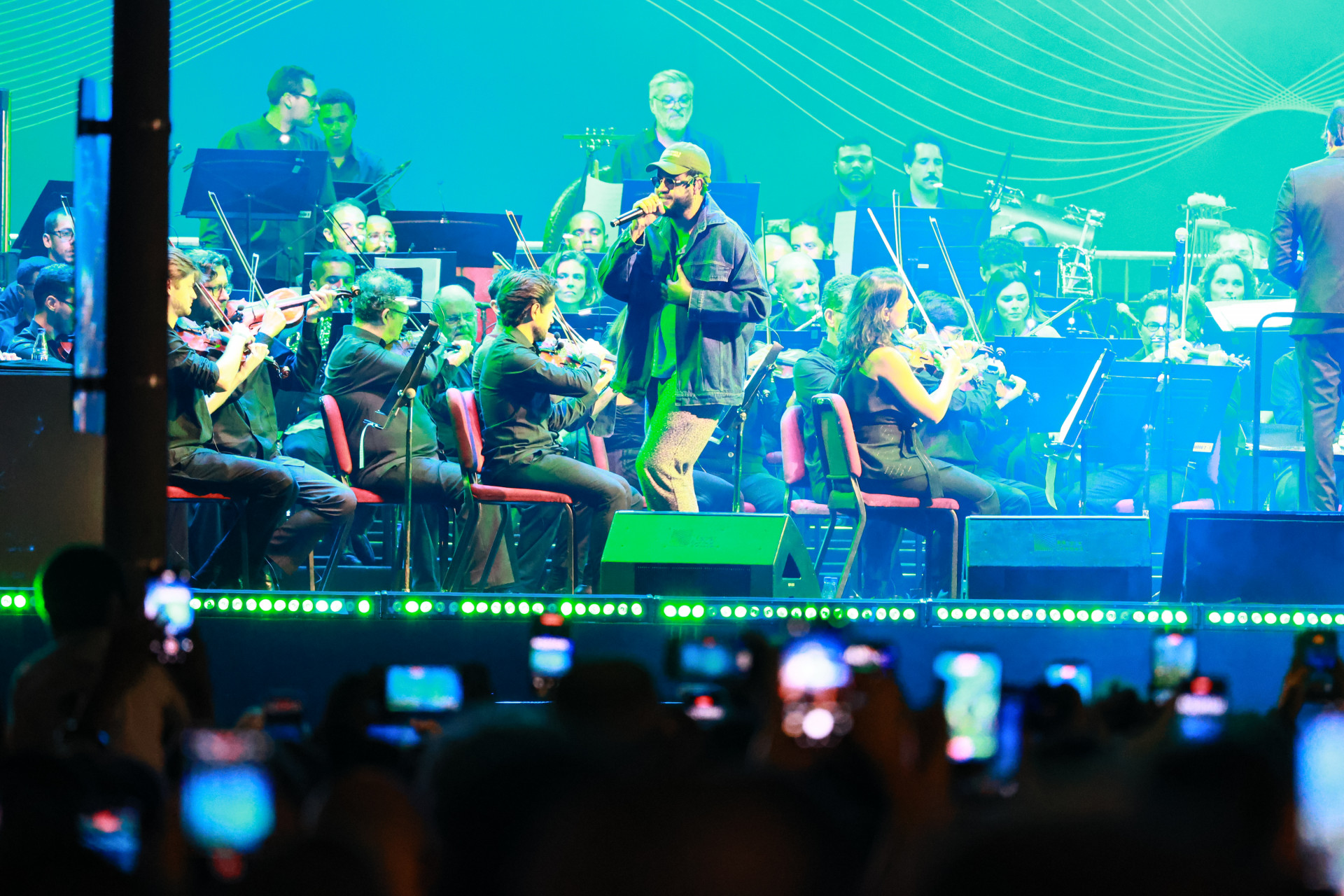O Projeto Aquarius reuniu Leci Brandão, Emicida e a Orquestra Sinfônica Brasileira (OSB) na Praça Mauá, na Zona Portuária, neste sábado (19). Sob a regência do maestro Carlos Prazeres, o show gratuito faz parte da programação oficial da Semana de Arte do Rio, que se estende até o dia 27 de setembro.  Foto: Neemias Gonzaga/Parceiro/ Agência O Dia - Neemias Gonzaga/Parceiro/ Agência O Dia