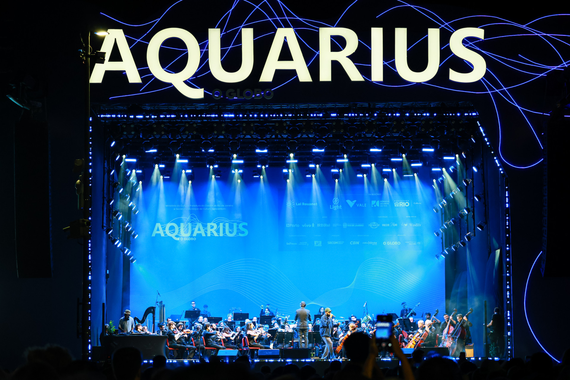 O Projeto Aquarius reuniu Leci Brandão, Emicida e a Orquestra Sinfônica Brasileira (OSB) na Praça Mauá, na Zona Portuária, neste sábado (19). Sob a regência do maestro Carlos Prazeres, o show gratuito faz parte da programação oficial da Semana de Arte do Rio, que se estende até o dia 27 de setembro.  Foto: Neemias Gonzaga/Parceiro/ Agência O Dia - Neemias Gonzaga/Parceiro/ Agência O Dia