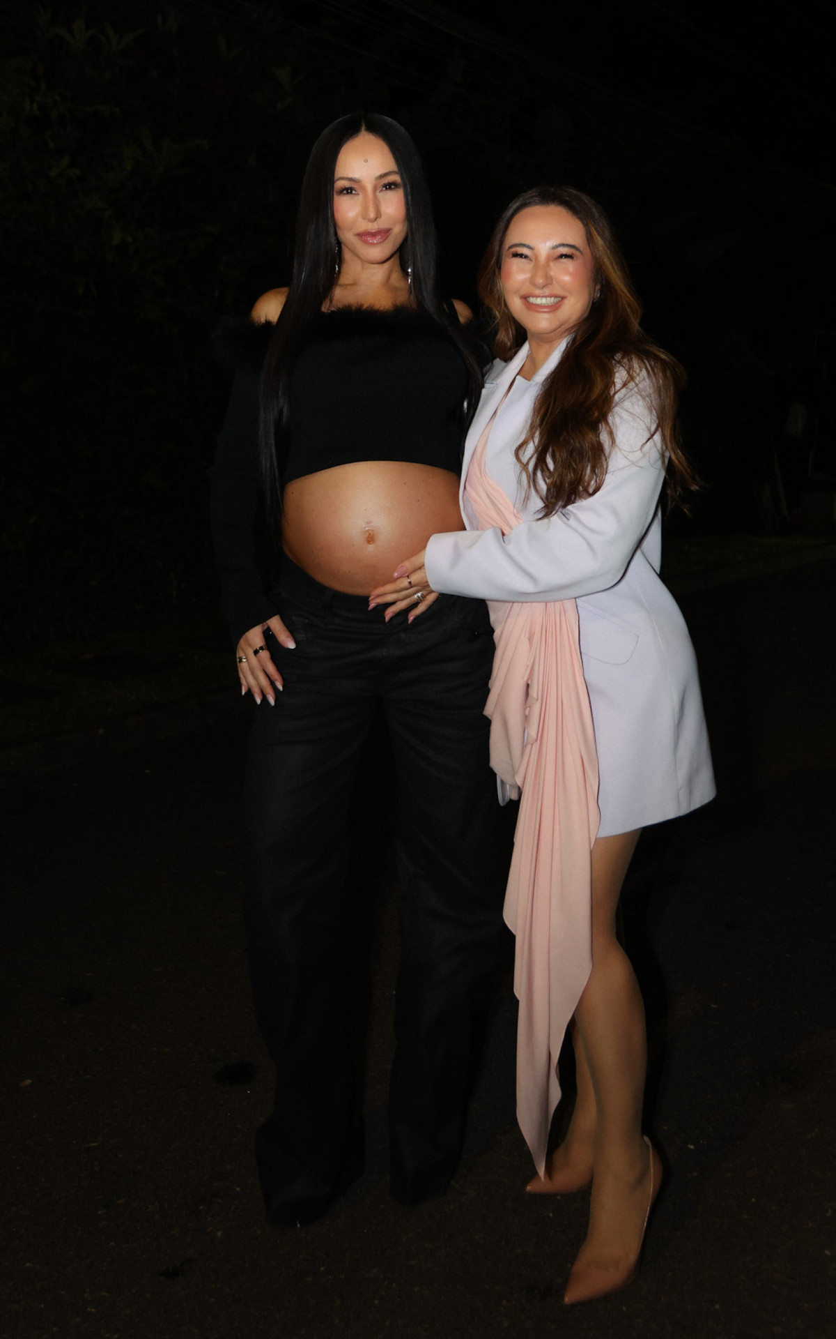 Sabrina Sato e a irmã, Karina Sato Rahal Abreu, posaram juntinhas