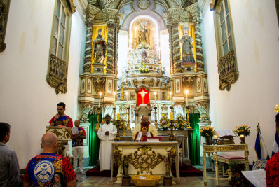 Escola de samba recebe bênção no Santuário de Santa Rita de Cássia