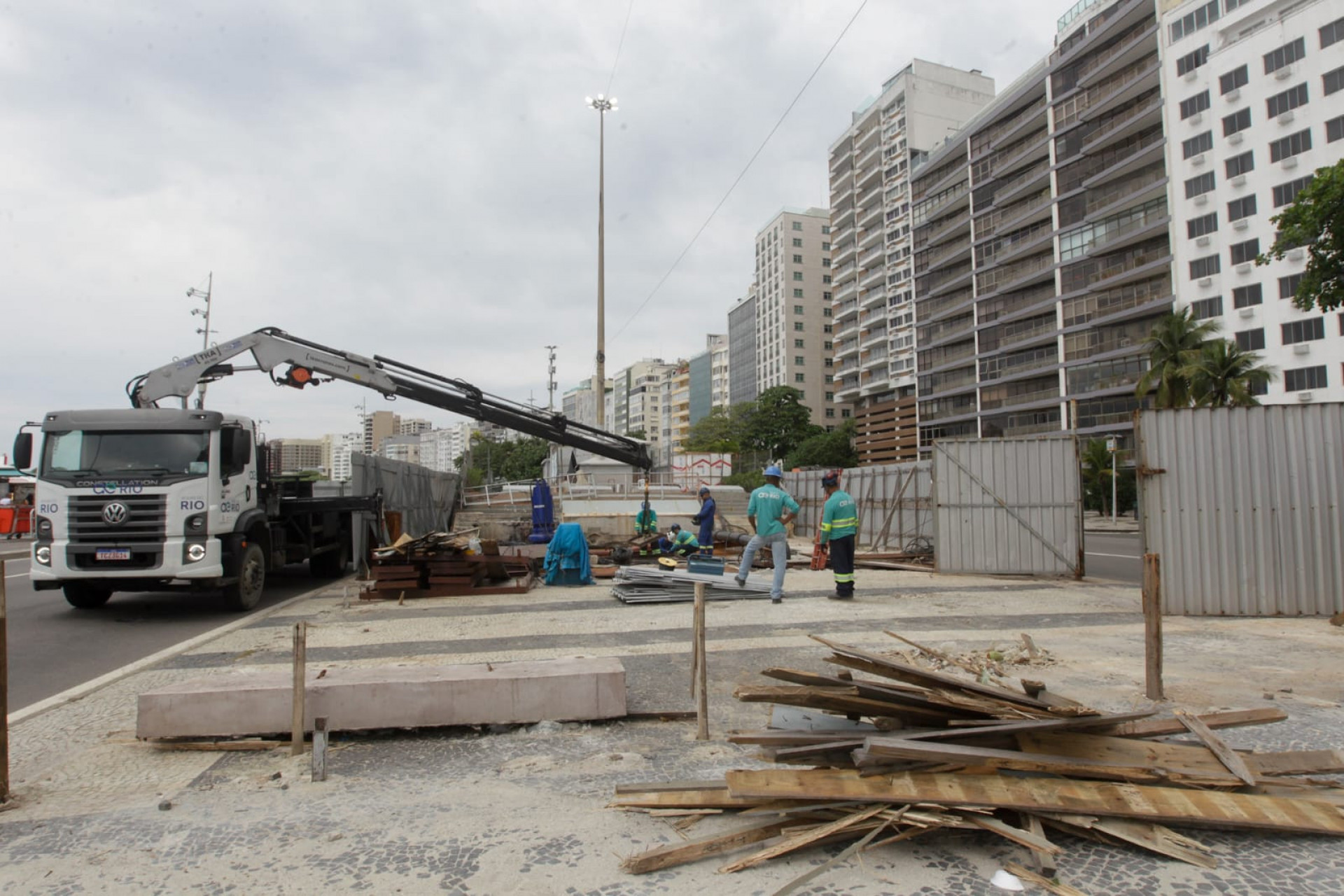 Vento derrubou parte da estrutura metálica que cercava uma obra na Avenida Atlântica, em Copacabana - Reginaldo Pimenta / Agência O Dia