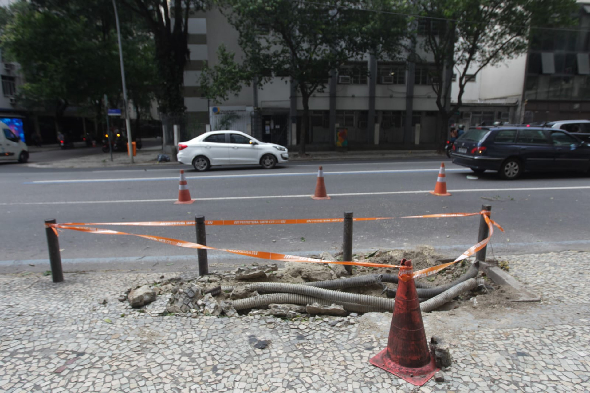 Vento derrubou uma árvore na Rua Barata Ribeiro, em Copacabana; local foi sinalizado após a retirada dos galhos - Reginaldo Pimenta / Agência O Dia