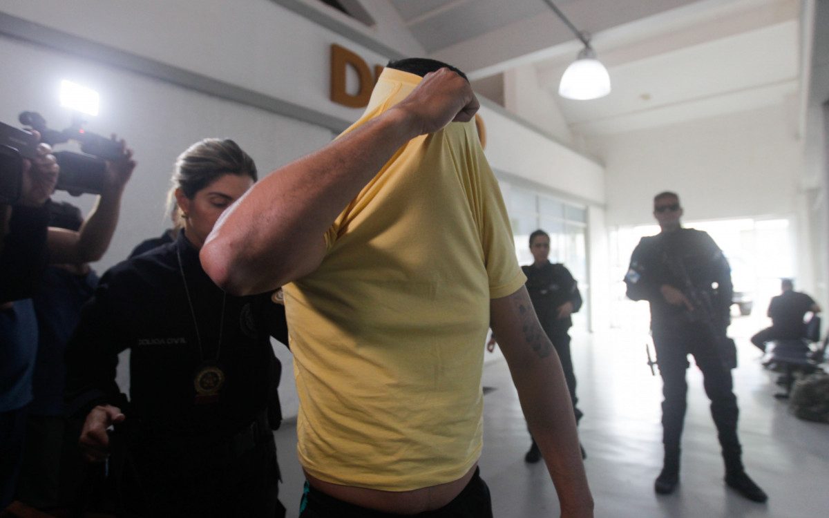 Policial Militar é preso em operação da Policia Civíl contra grupo de logística do Comando Vermelho, nesta terça-feira (22).