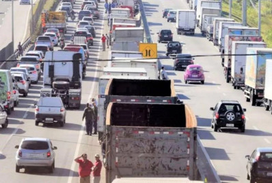 Dois acidentes complicam trânsito na BR-101 em Niterói e São Gonçalo