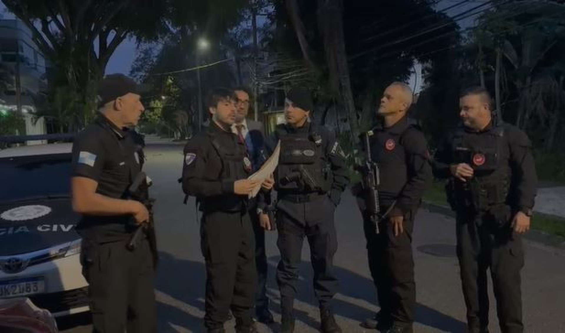 Agentes cumprem mandados de busca e apreensão em diferentes endereços - Divulgação