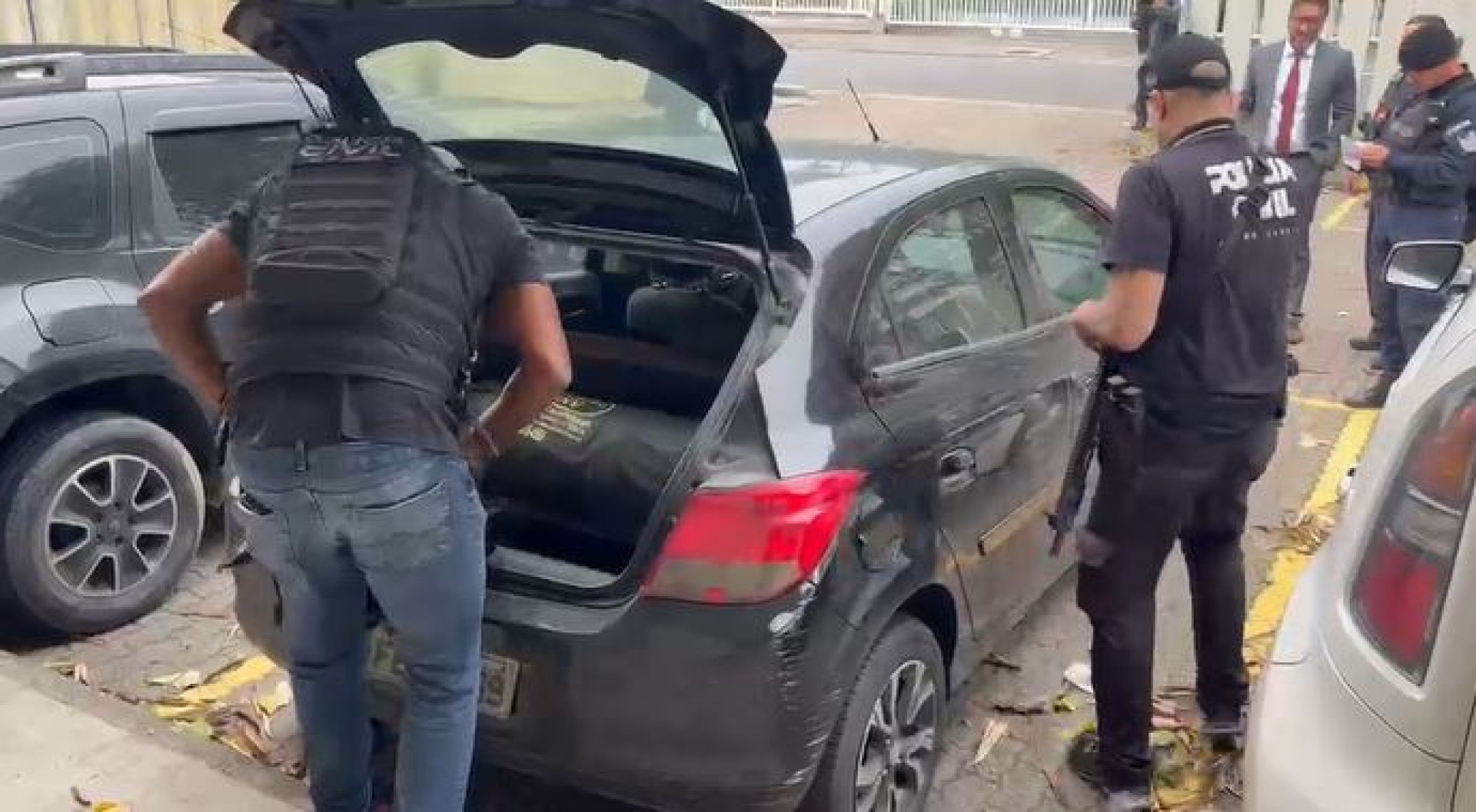 Agentes cumprem mandados de busca e apreensão em diferentes endereços - Divulgação