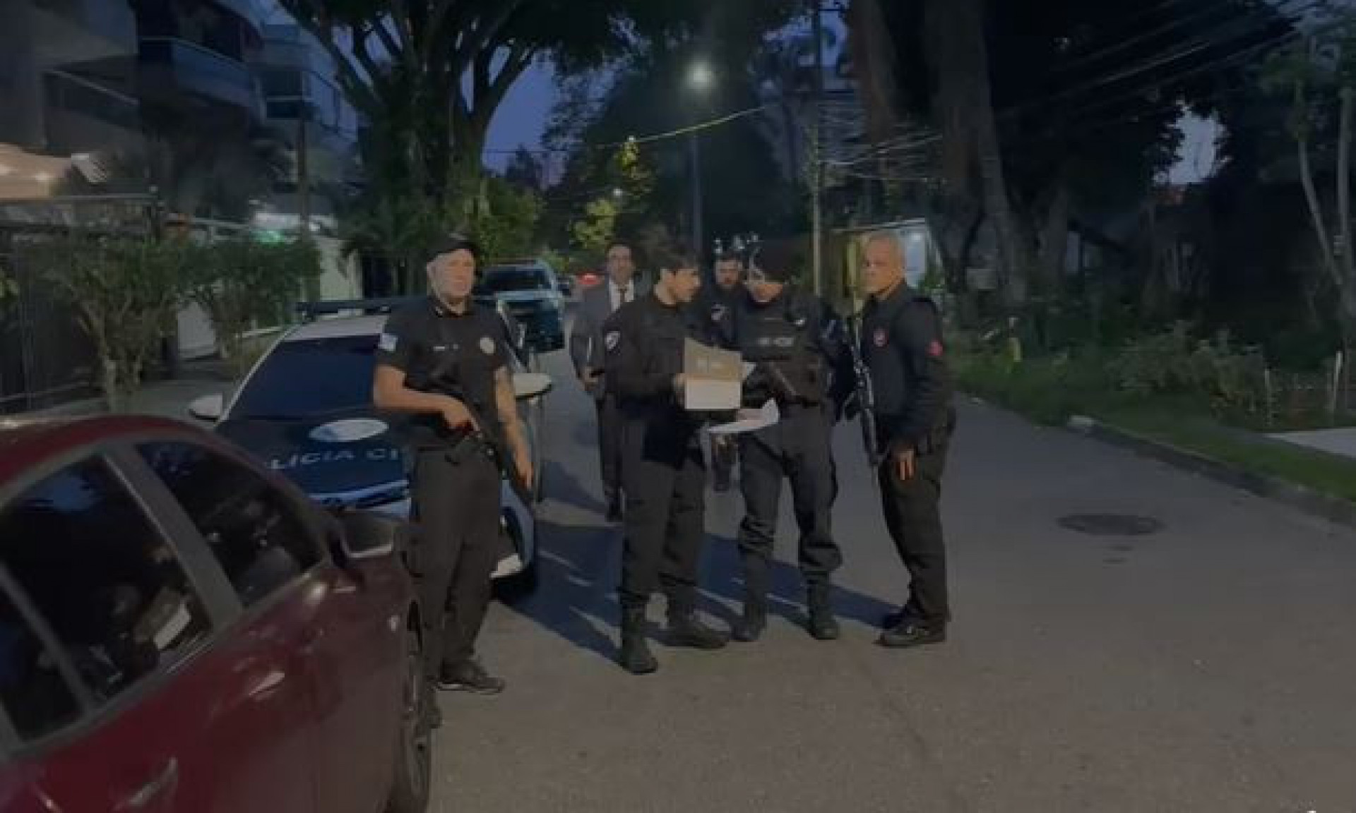 Agentes cumprem mandados de busca e apreensão em diferentes endereços - Divulgação