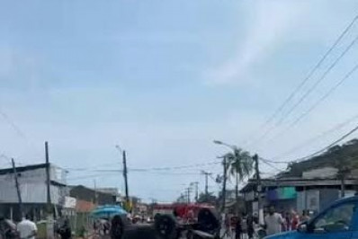 Colisão entre dois carros deixa feridos e interdita Avenida Central 