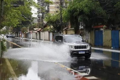 Chuva forte causa pontos de alagamento e deixa trânsito lento em Niterói