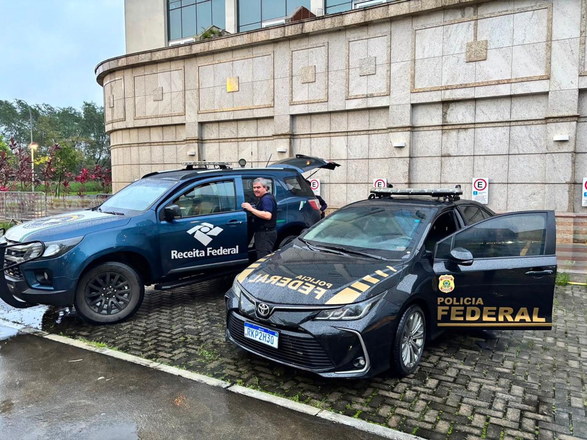 Agentes cumpriram mandados de busca e apreensão na Zona Sudoeste do Rio - Divulgação / Polícia Federal