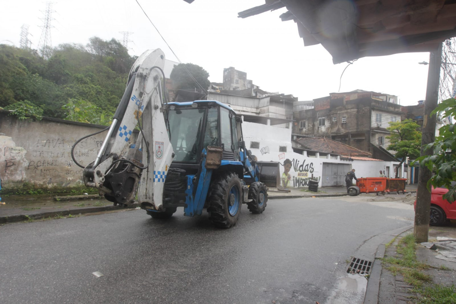 Policias militares retiram barricadas da comunidade do Fubá, na Zona Norte do Rio - Reginaldo Pimenta / Agência O Dia