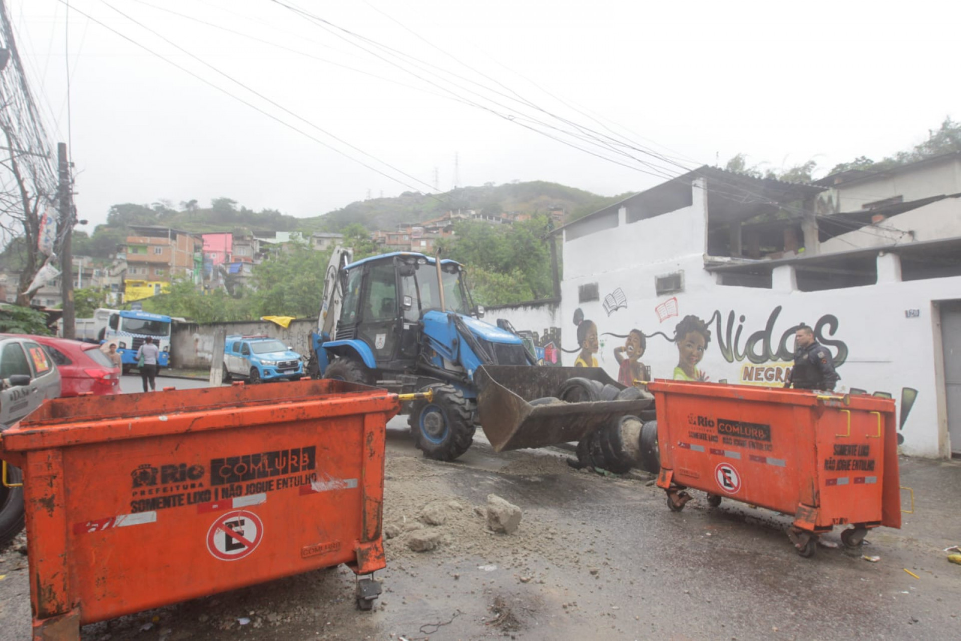 Criminosos também utilizam lixeiras pra bloquear vias na comunidade - Reginaldo Pimenta / Agência O Dia