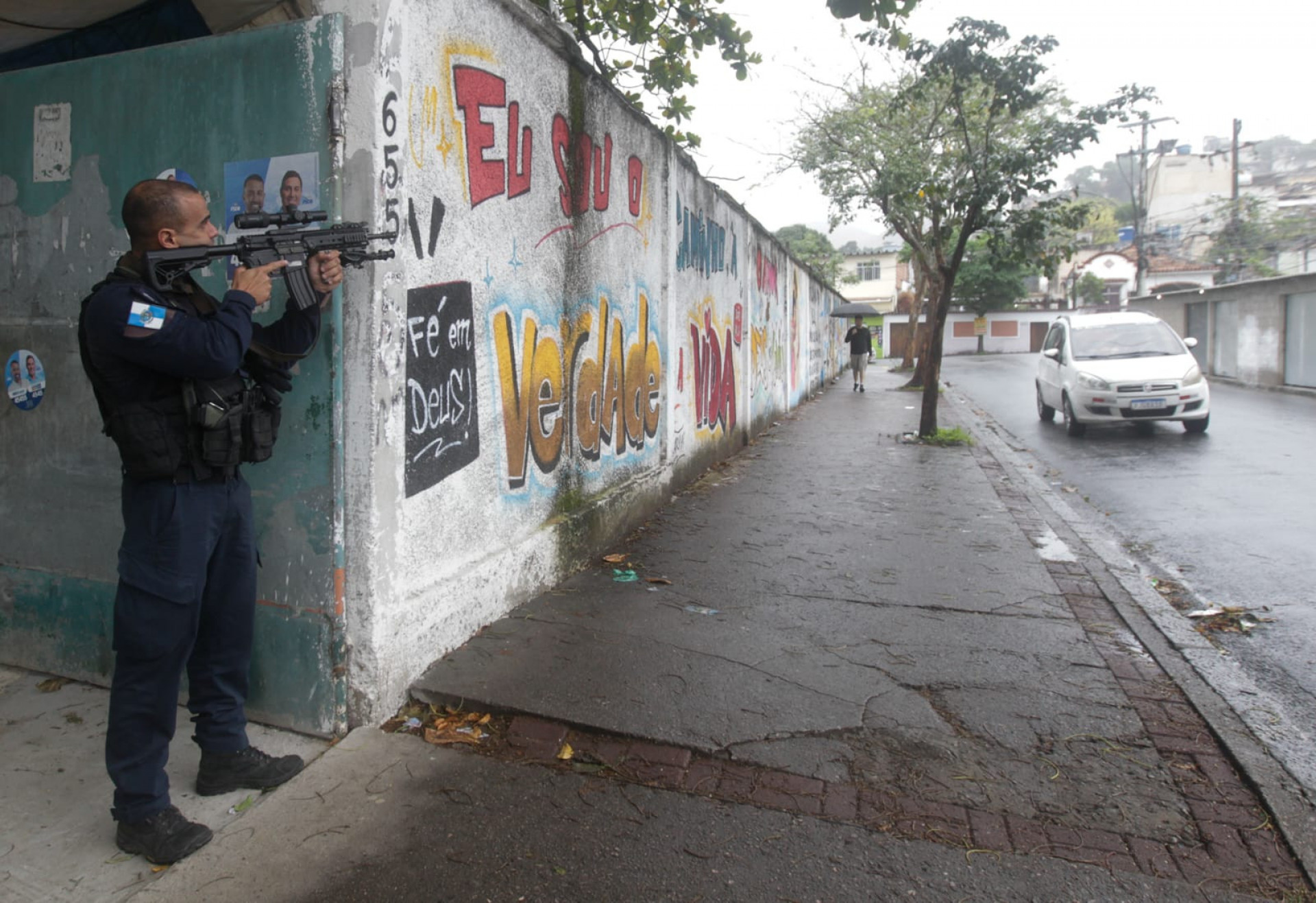 Policias militares retiram barricadas da comunidade do Fubá, na Zona Norte do Rio - Reginaldo Pimenta / Agência O Dia