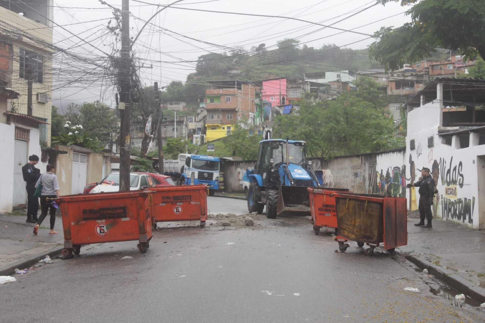 Policias militares retiram barricadas da comunidade do Fubá, na Zona Norte do Rio - Reginaldo Pimenta / Agência O Dia