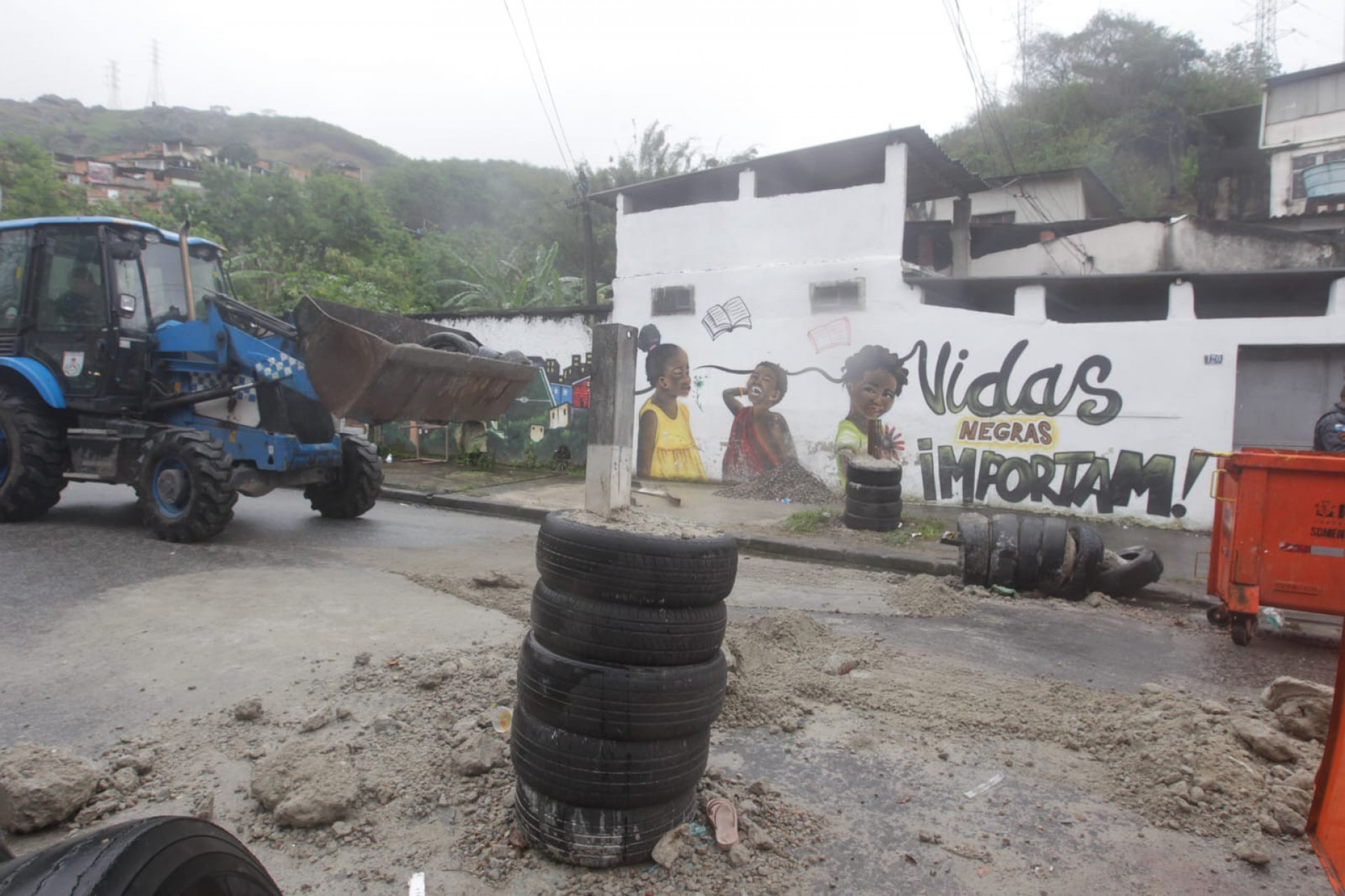 Policias militares retiram barricadas da comunidade do Fubá, na Zona Norte do Rio - Reginaldo Pimenta / Agência O Dia