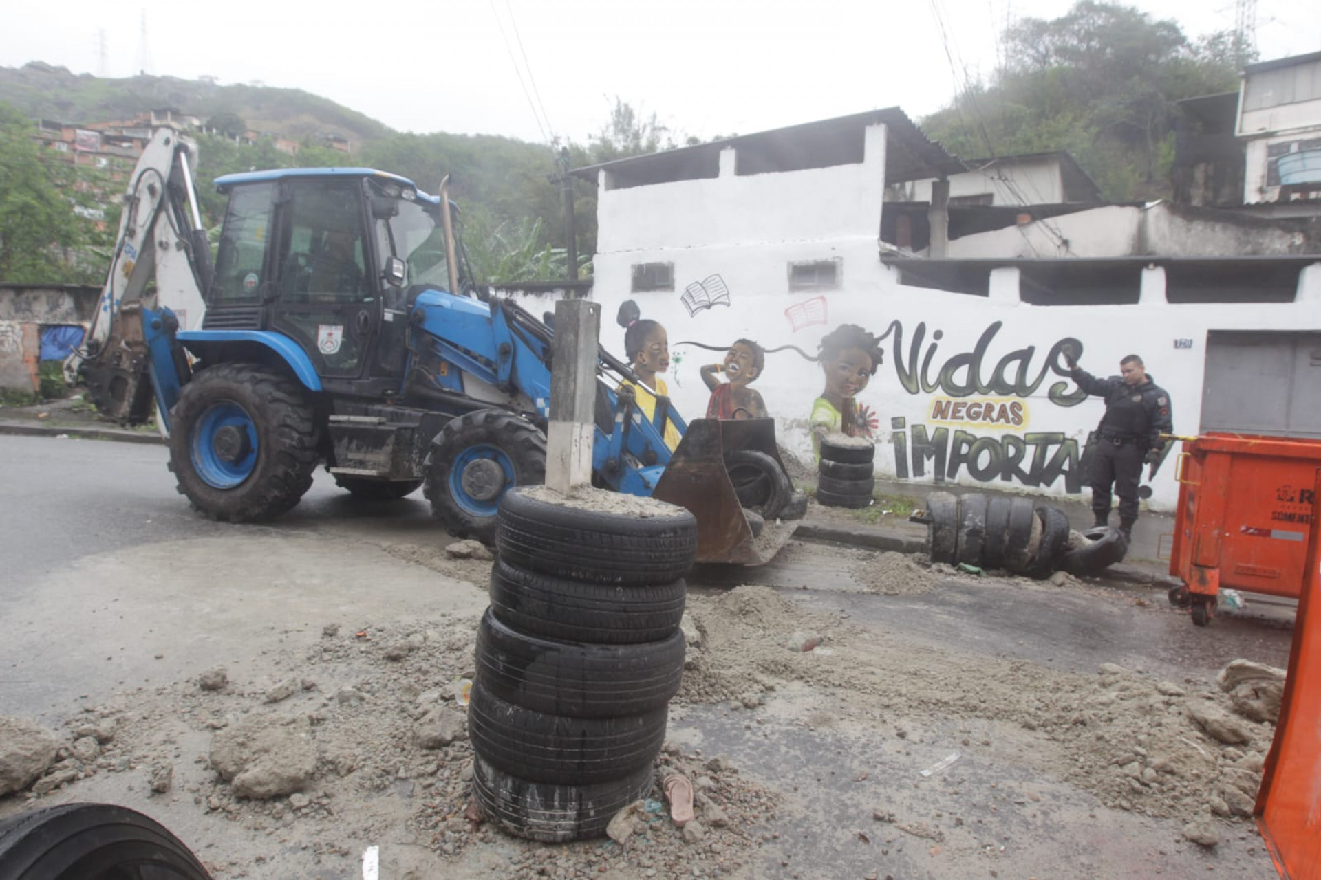 Policias militares retiram barricadas da comunidade do Fub&aacute;, na Zona Norte do Rio