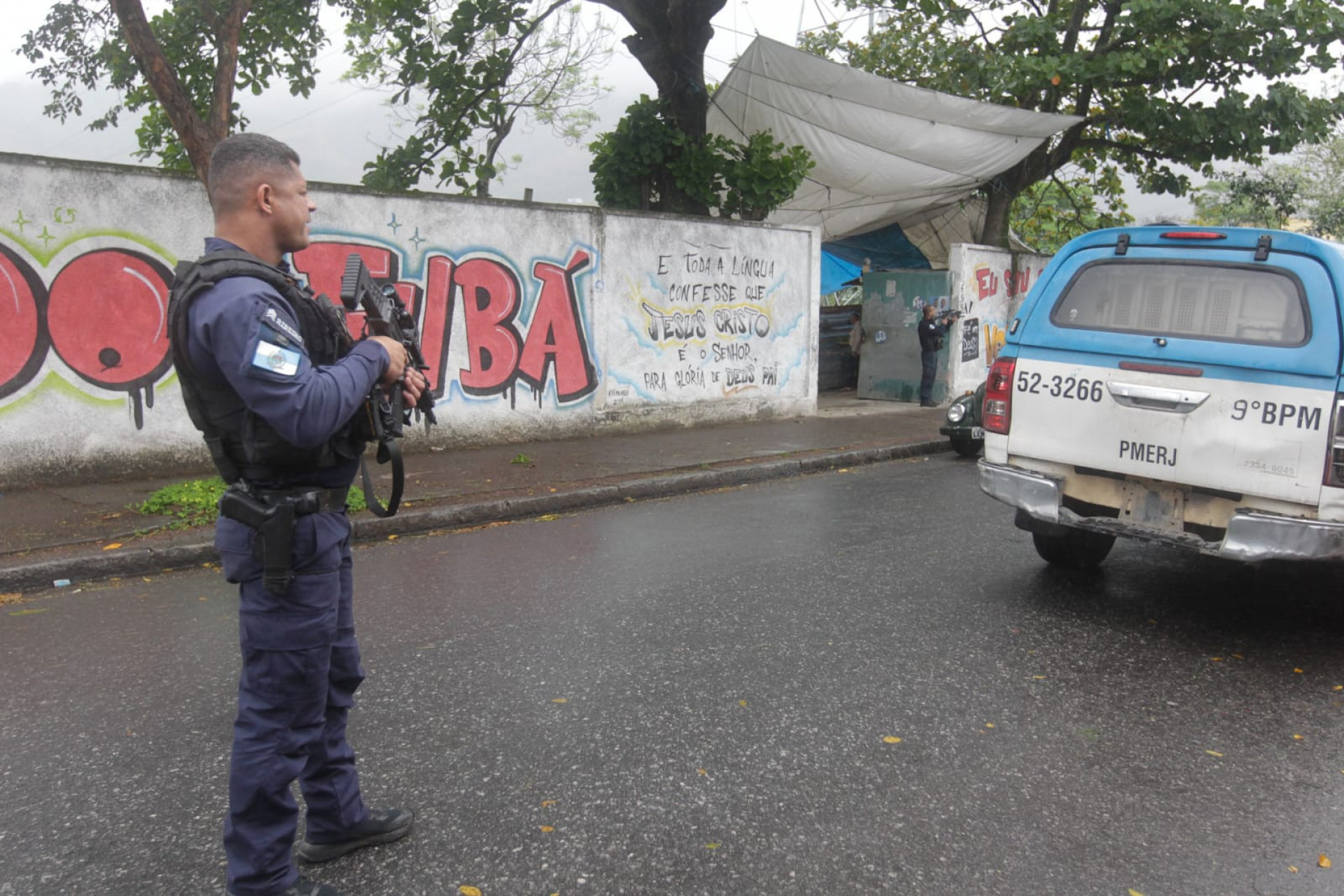 Policias militares retiram barricadas da comunidade do Fubá, na Zona Norte do Rio - Reginaldo Pimenta / Agência O Dia