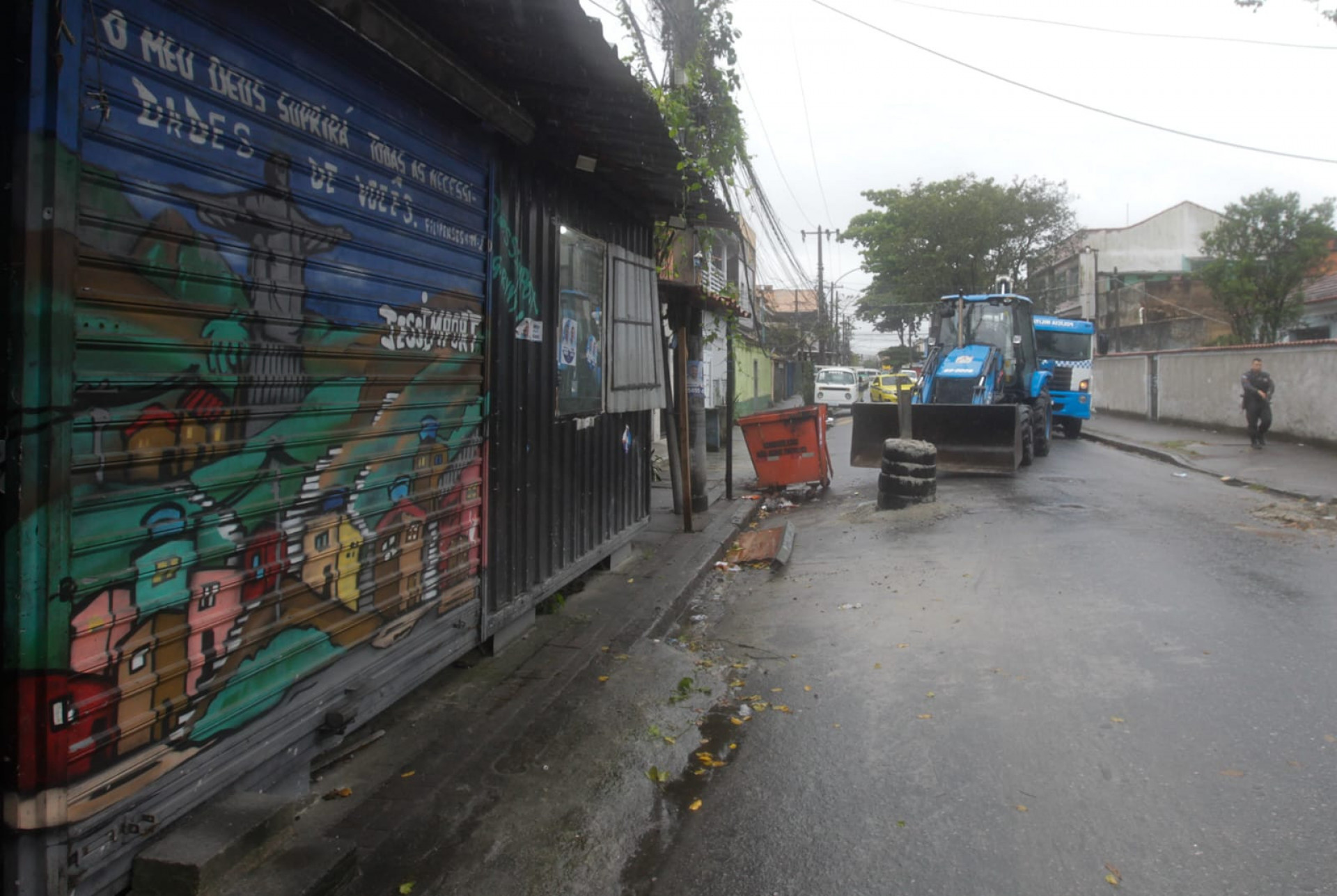 Policias militares retiram barricadas da comunidade do Fubá, na Zona Norte do Rio - Reginaldo Pimenta / Agência O Dia