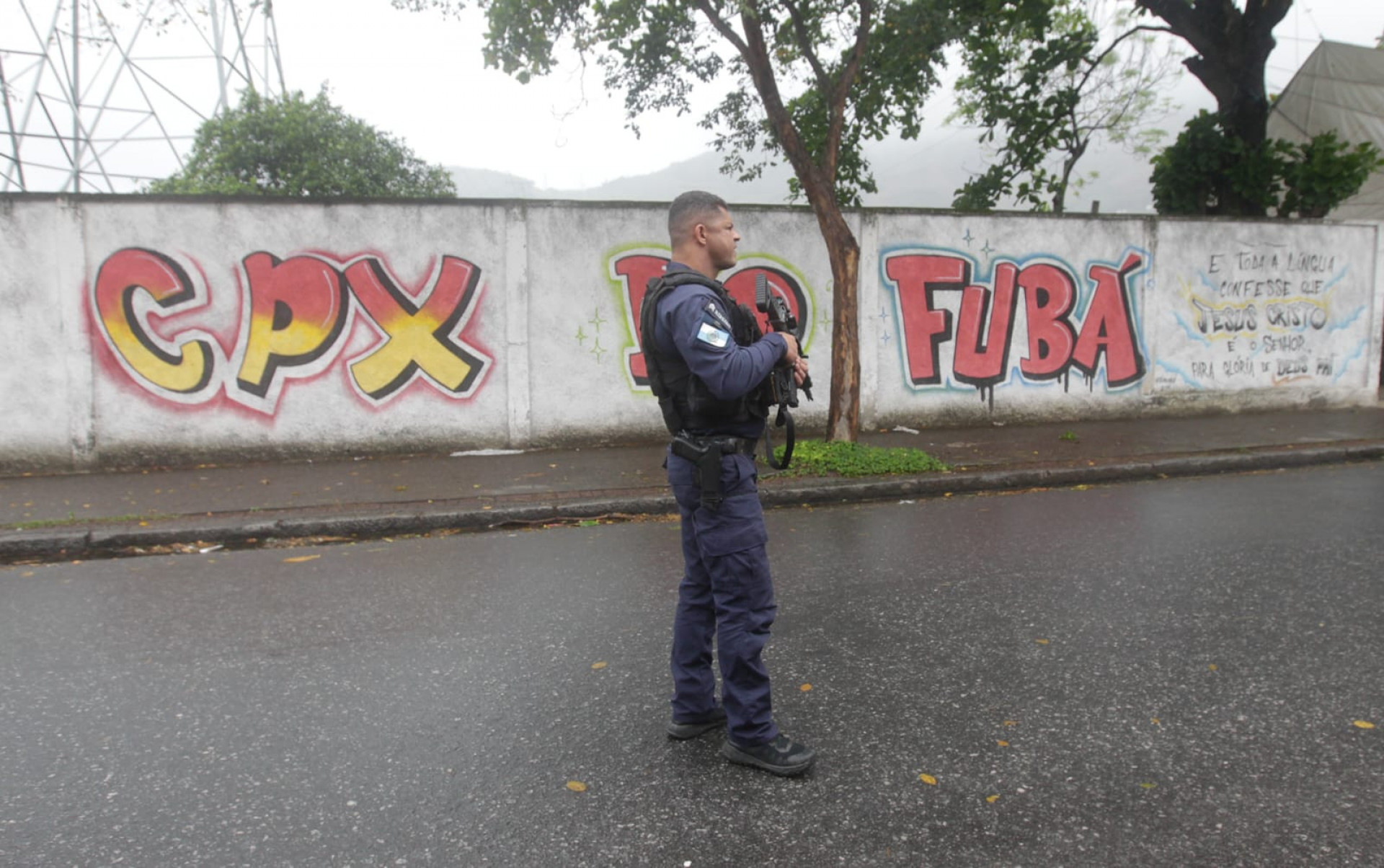 Policias militares retiram barricadas da comunidade do Fubá, na Zona Norte do Rio - Reginaldo Pimenta / Agência O Dia