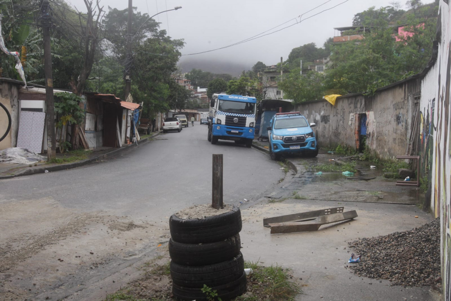 Policias militares retiram barricadas da comunidade do Fubá, na Zona Norte do Rio - Reginaldo Pimenta / Agência O Dia