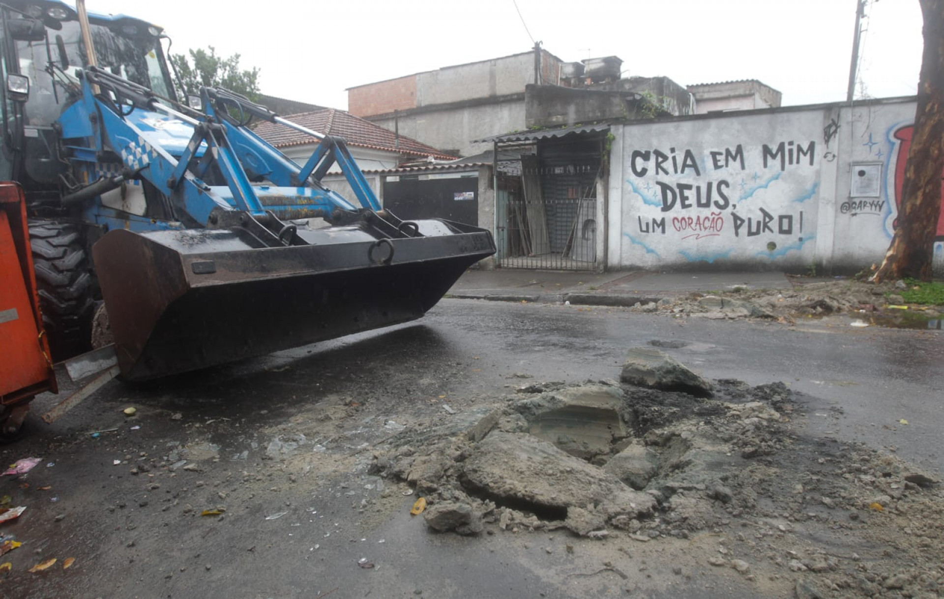 Policias militares retiram barricadas da comunidade do Fubá, na Zona Norte do Rio - Reginaldo Pimenta / Agência O Dia