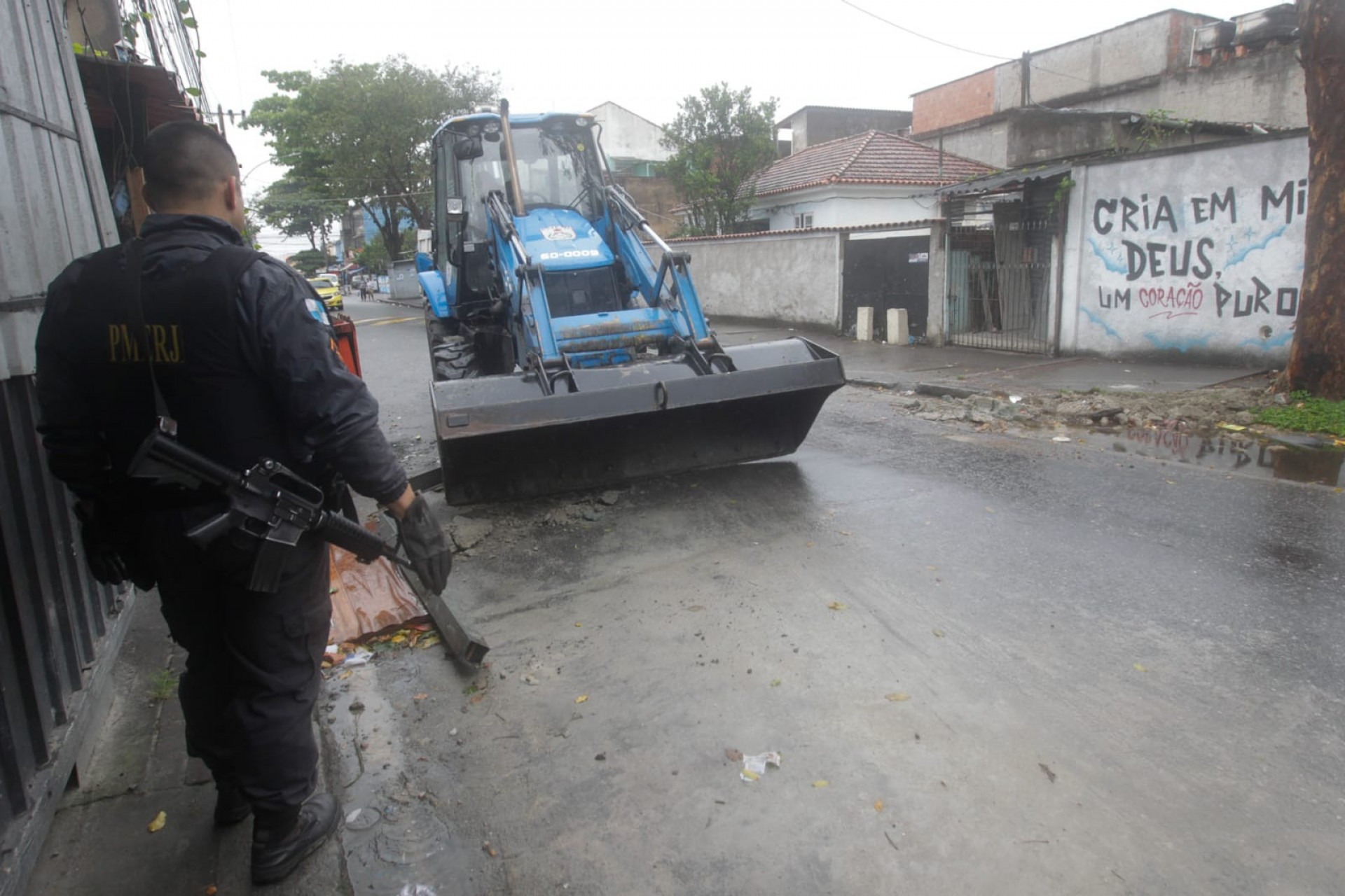 Policias militares retiram barricadas da comunidade do Fubá, na Zona Norte do Rio - Reginaldo Pimenta / Agência O Dia