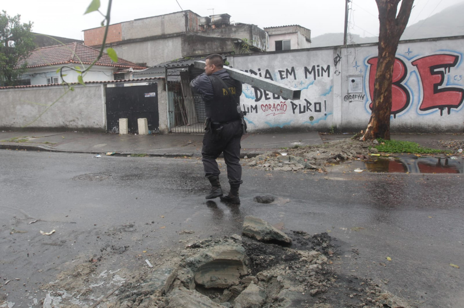 Policias militares retiram barricadas da comunidade do Fubá, na Zona Norte do Rio - Reginaldo Pimenta / Agência O Dia