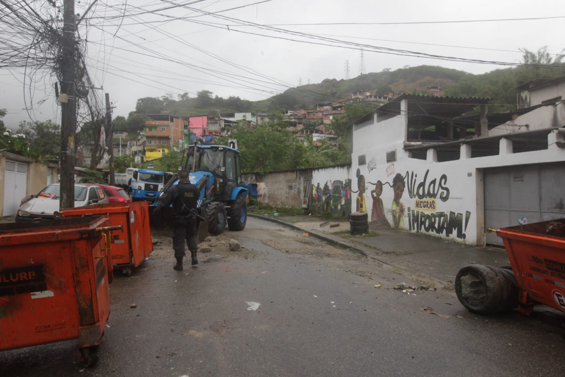 Policias militares retiram barricadas da comunidade do Fubá, na Zona Norte do Rio - Reginaldo Pimenta / Agência O Dia