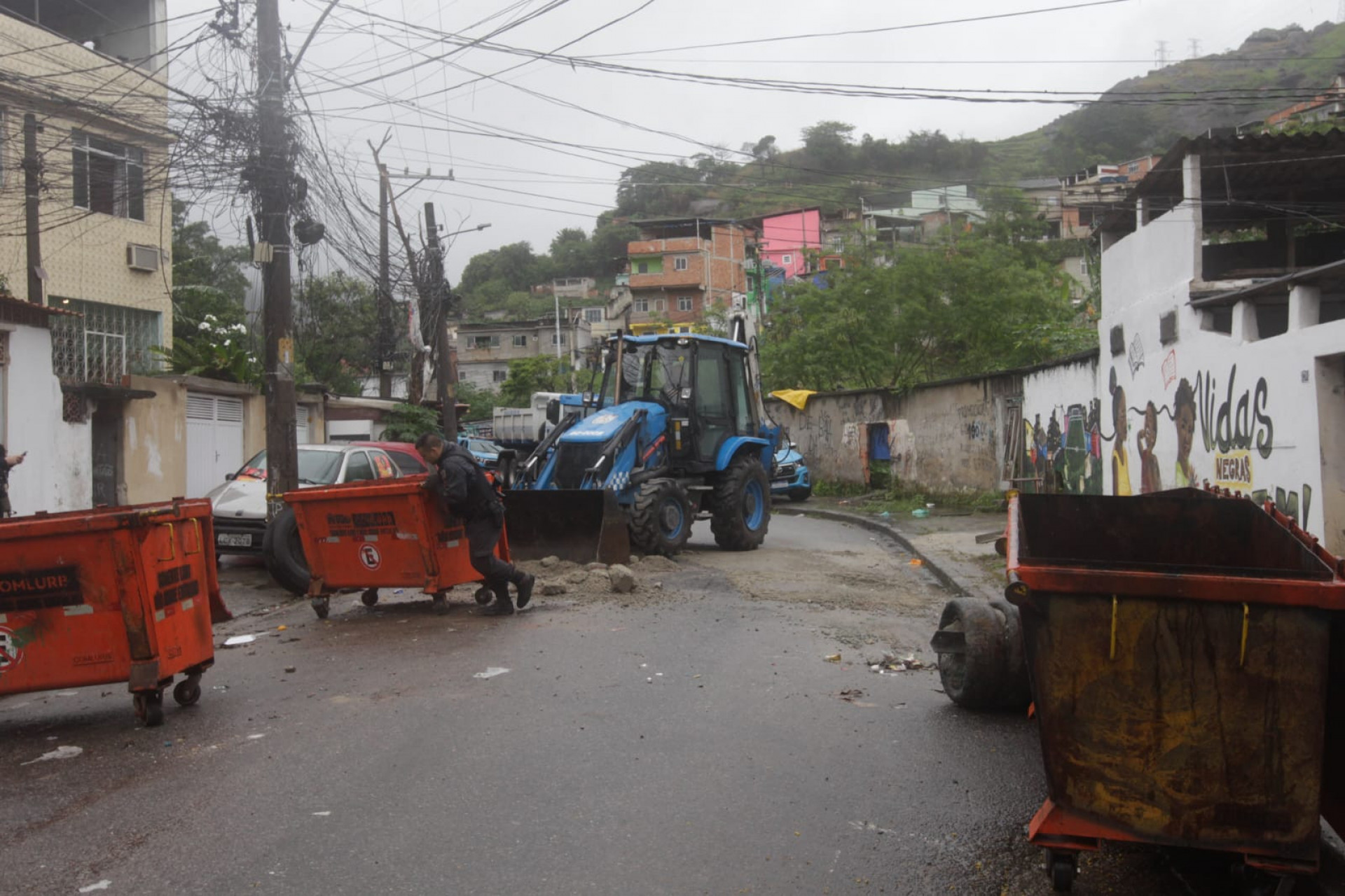 Policias militares retiram barricadas da comunidade do Fubá, na Zona Norte do Rio - Reginaldo Pimenta / Agência O Dia
