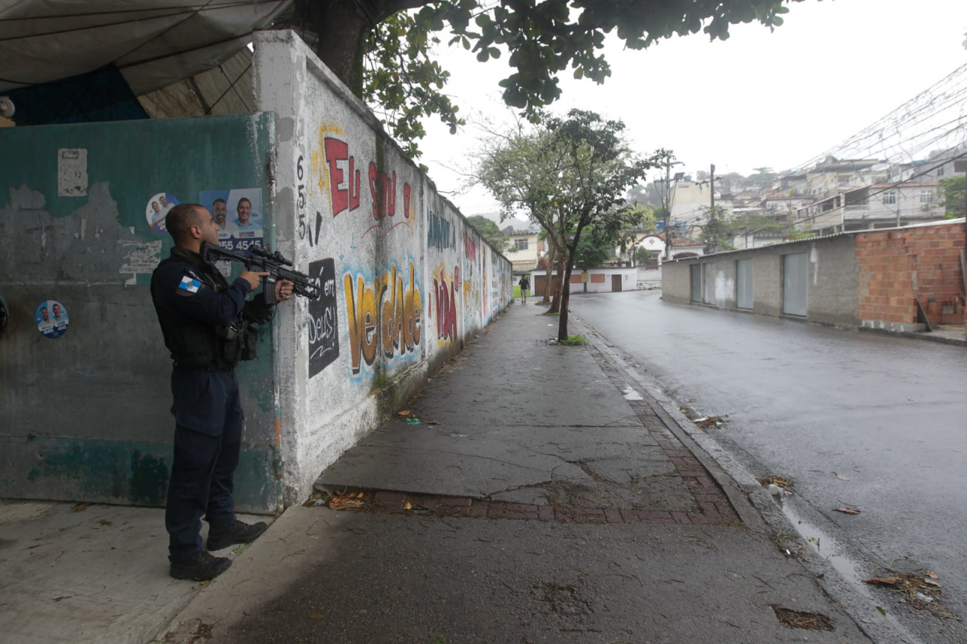 Policias militares retiram barricadas da comunidade do Fubá, na Zona Norte do Rio - Reginaldo Pimenta / Agência O Dia