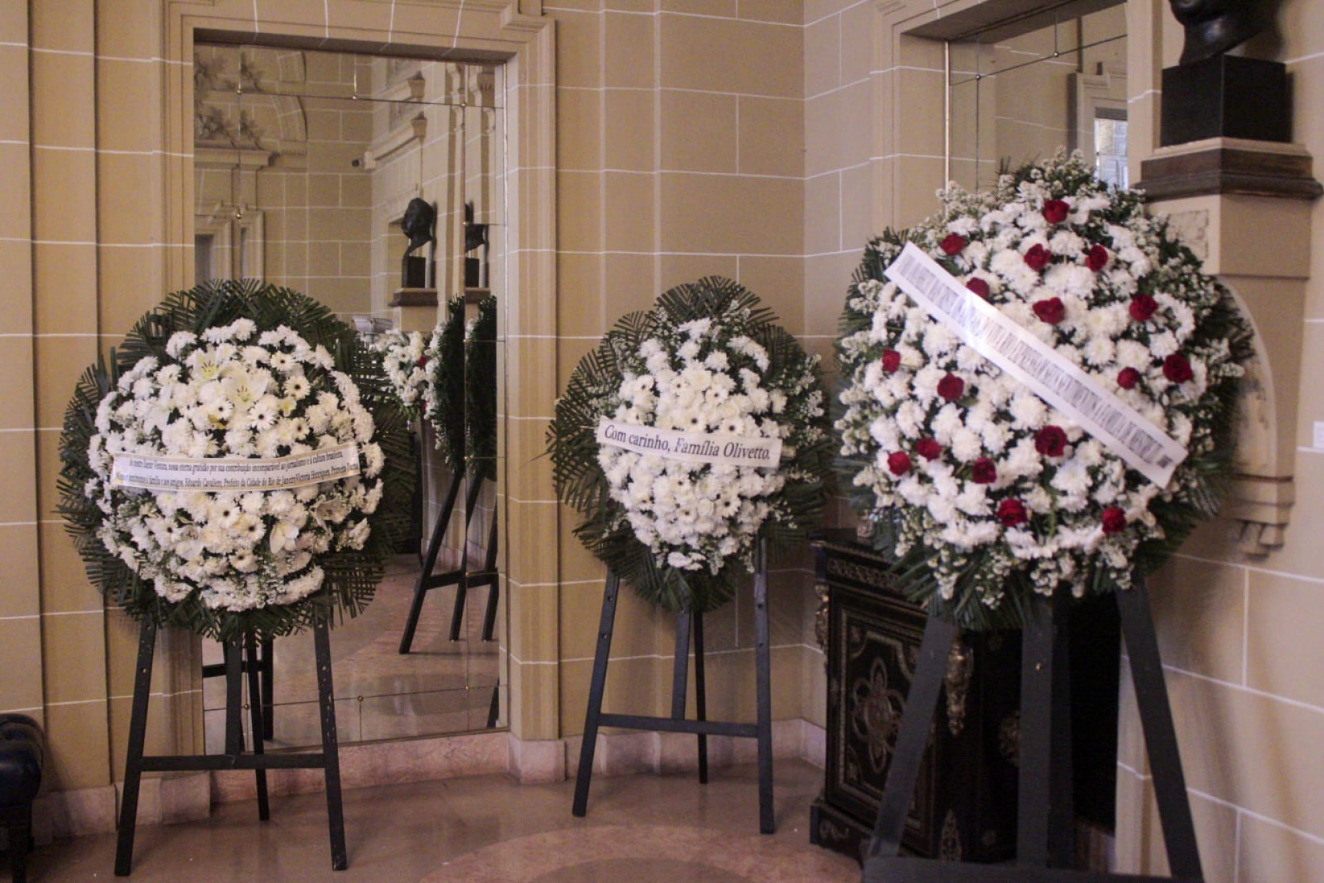 Zuenir Ventura recebeu coroas de flores em seu velório, ocorrido nesta quarta-feira (23) - Carlos Elias Junior / Agência O Dia
