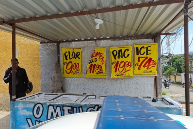 Traficantes anunciam venda de drogas em cartazes de mercado na Baixada
