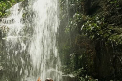 Jade Picon celebra 25 anos com banho de cachoeira